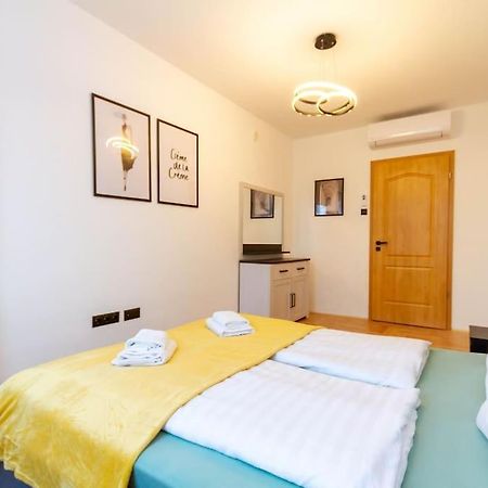 Gozsdu White Raven 3 - Terrace And Free Underground Parking Apartment บูดาเปสต์ ภายนอก รูปภาพ