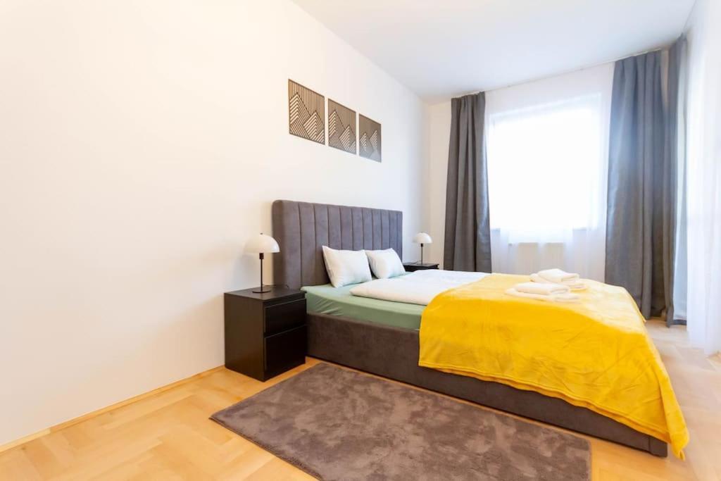 Gozsdu White Raven 3 - Terrace And Free Underground Parking Apartment บูดาเปสต์ ภายนอก รูปภาพ