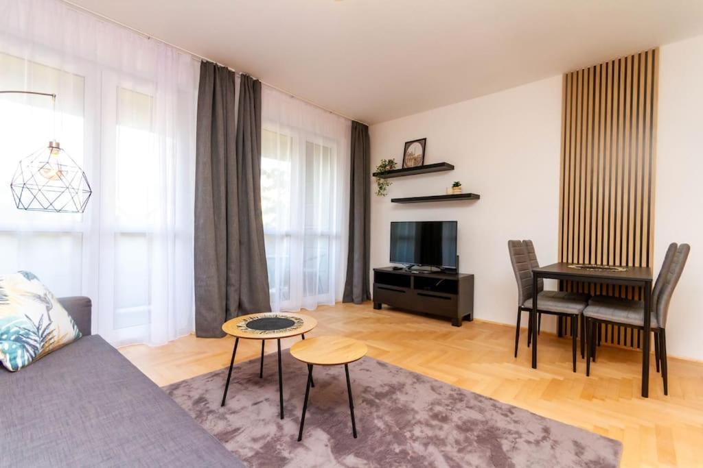 Gozsdu White Raven 3 - Terrace And Free Underground Parking Apartment บูดาเปสต์ ภายนอก รูปภาพ