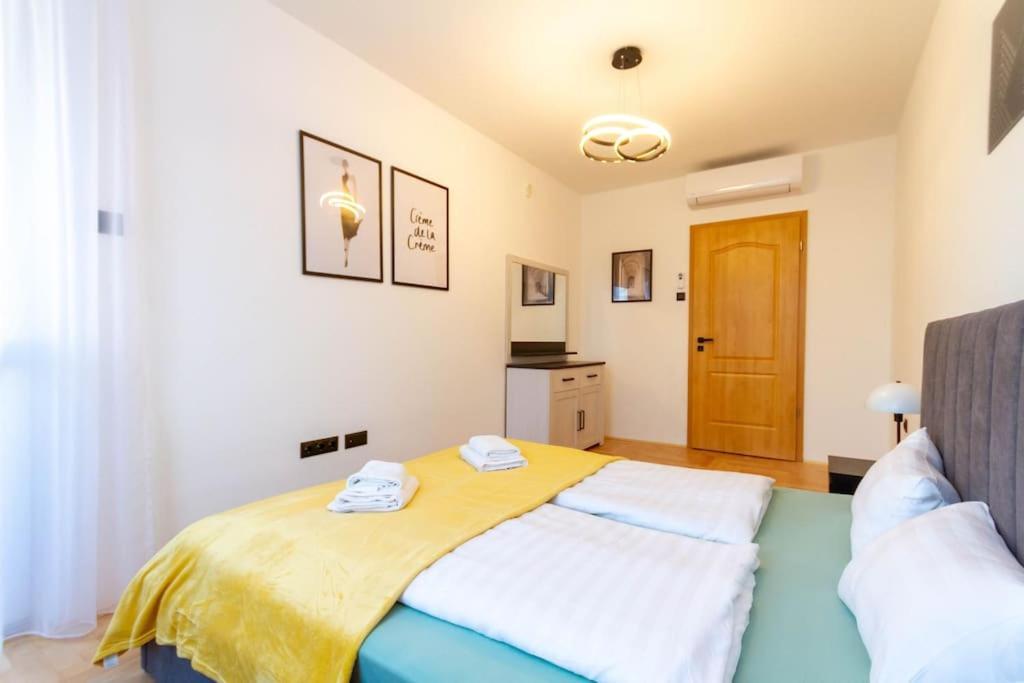 Gozsdu White Raven 3 - Terrace And Free Underground Parking Apartment บูดาเปสต์ ภายนอก รูปภาพ