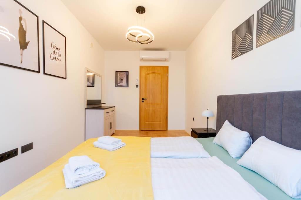 Gozsdu White Raven 3 - Terrace And Free Underground Parking Apartment บูดาเปสต์ ภายนอก รูปภาพ