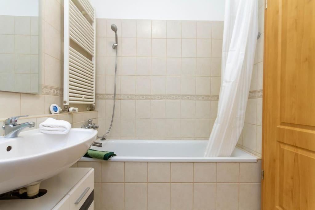 Gozsdu White Raven 3 - Terrace And Free Underground Parking Apartment บูดาเปสต์ ภายนอก รูปภาพ
